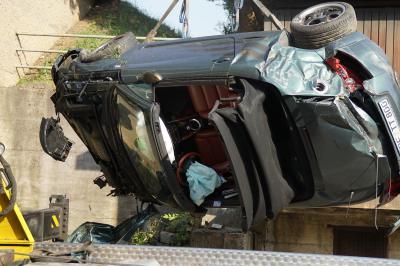 PKW fliegt von der Strasse und faehrt Boeschung hinunter in Grossbottwar